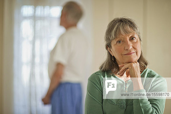Porträt einer älteren Frau  die ihre Hand deprimiert auf ihr Kinn stützt