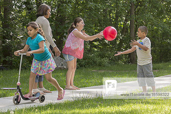 Hispanische Familie spielt mit autistischem Jungen im Park