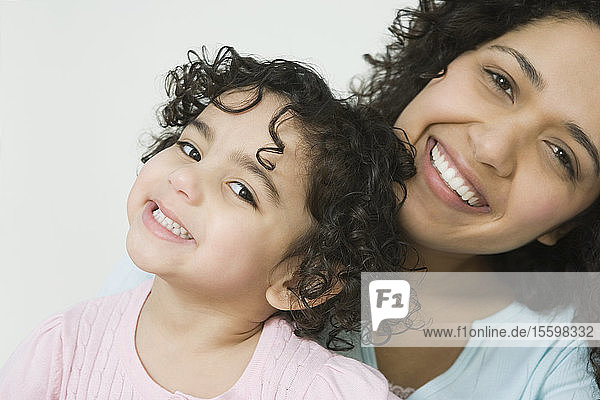 Porträt einer mittleren erwachsenen Frau mit ihrer lächelnden Tochter