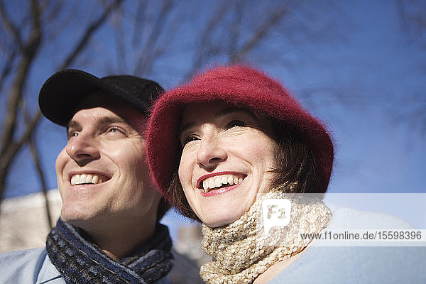 Nahaufnahme eines lächelnden Paares im mittleren Erwachsenenalter.