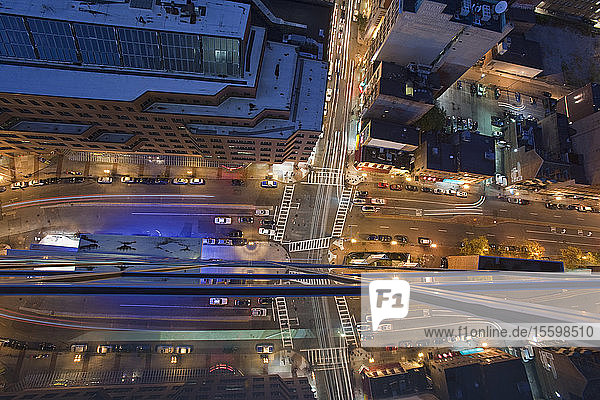 Blick von oben auf die Kreuzung von Stuart Street und Tremont Street bei Nacht  Boston  Suffolk County  Massachusetts  USA