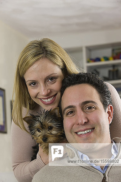 Porträt eines hispanischen Mannes und einer Frau mit einem Yorkshire-Terrier