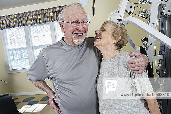 Lächelndes Seniorenpaar in der Turnhalle.