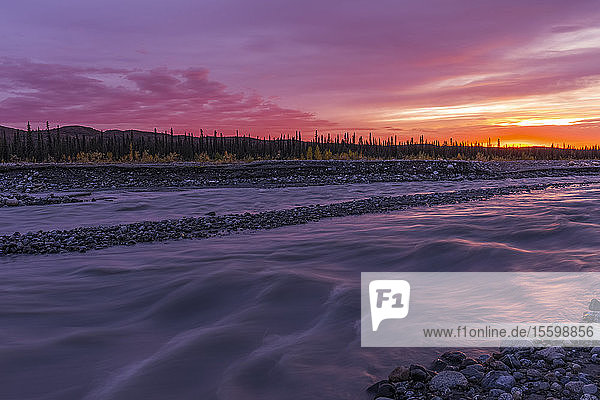 Sonnenuntergang über dem Muddy River im Denali National Park and Preserve; Alaska  Vereinigte Staaten von Amerika