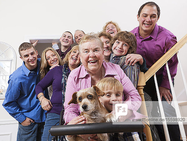 Porträt einer glücklichen Großfamilie  die Spaß zu Hause hat