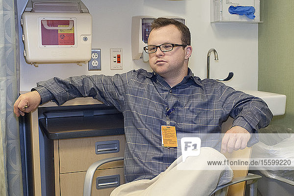 Krankenhaushelferin mit Down-Syndrom entspannt sich bei der Arbeit im Büro