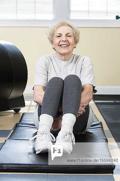 Porträt einer älteren Frau  die im Fitnessstudio trainiert.