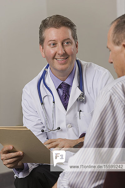 Arzt im Gespräch mit einem Patienten