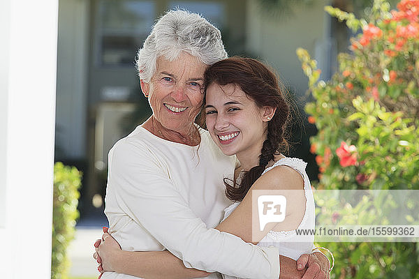 Ältere Frau  die ihre Enkelin umarmt