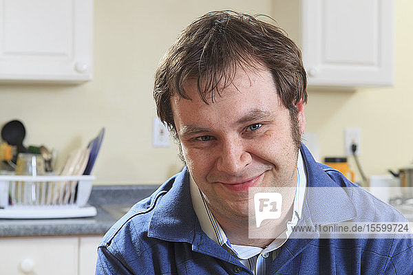 Porträt eines Mannes mit Asperger-Syndrom in seiner Wohnung  der unabhängig lebt