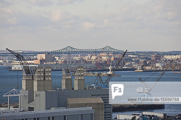 Kräne im Hafen mit der Tobin Bridge im Hintergrund  Boston Harbor  Boston  Suffolk County  Massachusetts  USA