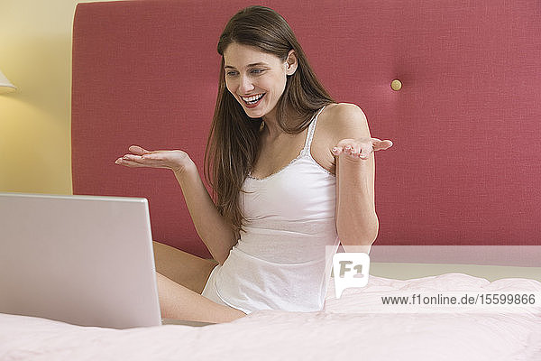 Young woman sitting in front of a laptop.