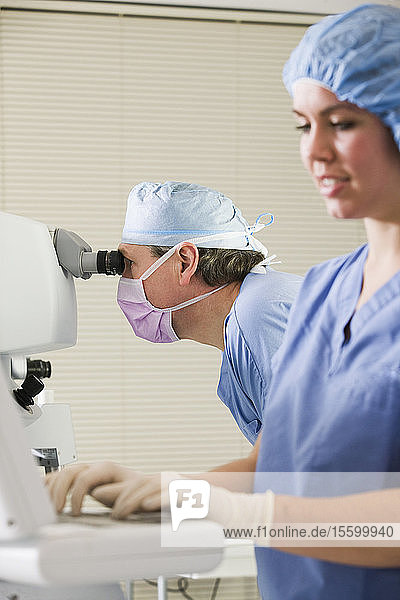 Zwei Chirurgen bei der Arbeit an einem Lasergerät