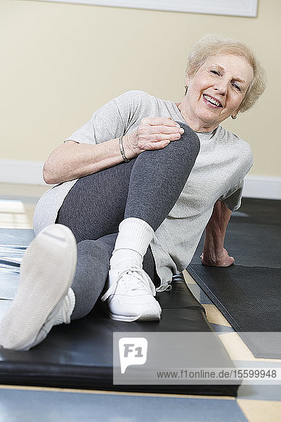 Porträt einer älteren Frau  die im Fitnessstudio trainiert.