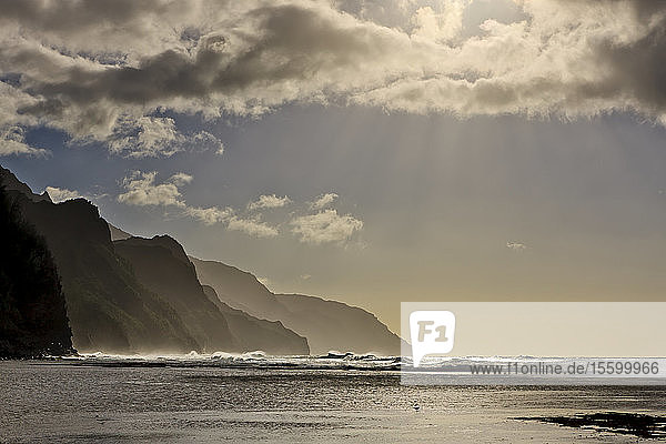 Sonnenlicht an der Na Pali-Küste am Ke'e Beach; Kauai  Hawaii  Vereinigte Staaten von Amerika