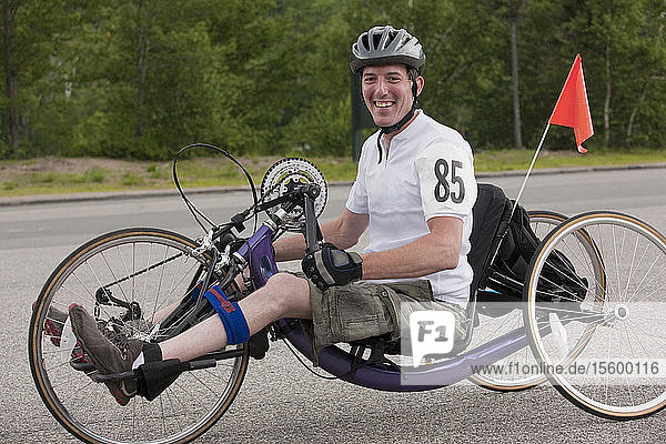 Mann mit Rückenmarksverletzung nimmt an einem Handbike-Rennen teil