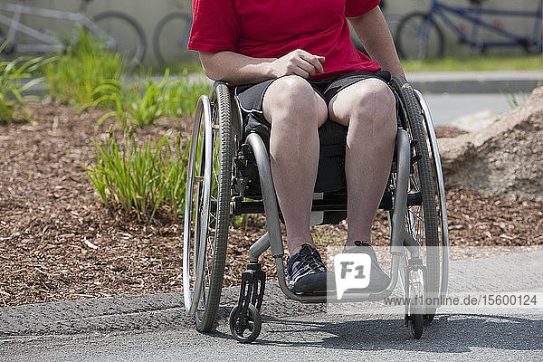 Frau mit degenerativer Hüfte im Rollstuhl