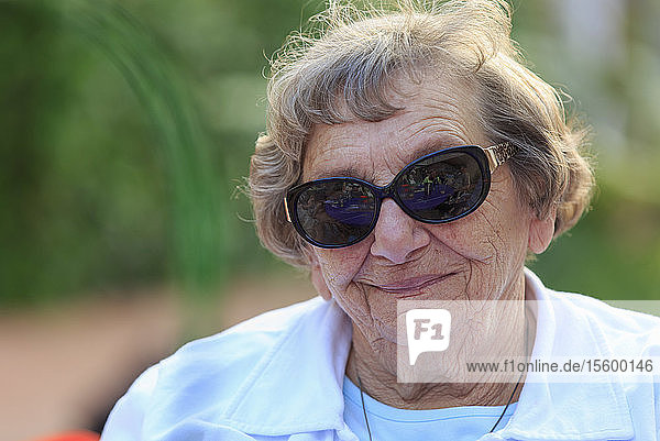 Porträt einer glücklichen älteren Frau mit Sonnenbrille