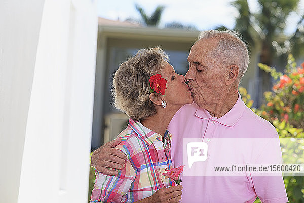 Älteres Paar küsst sich
