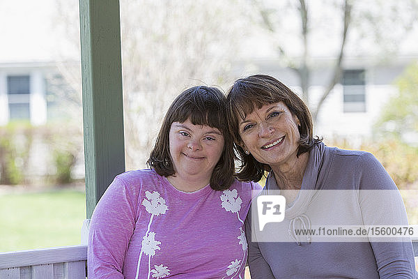 Porträt eines Mädchens mit Down-Syndrom und seiner Mutter