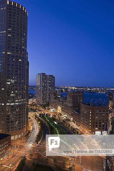 Blick aus hohem Winkel auf eine Stadt in der Abenddämmerung  Boston  Massachusetts  USA
