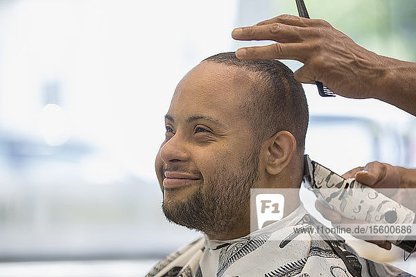 Mann mit Down-Syndrom bekommt einen Haarschnitt