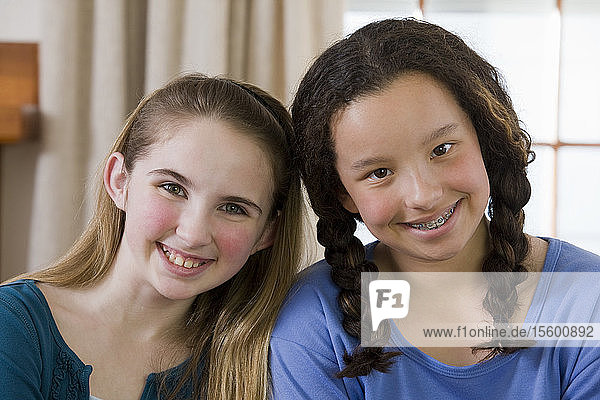 Porträt von zwei lächelnden Mädchen