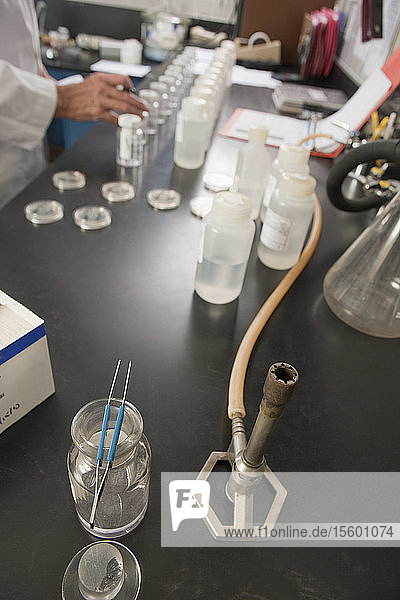 Wissenschaftlerin bei der Vorbereitung von Probenflaschen im Labor der Wasseraufbereitungsanlage