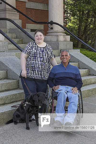 Mann mit Rückenmarksverletzung sitzt mit seiner blinden Tochter zusammen