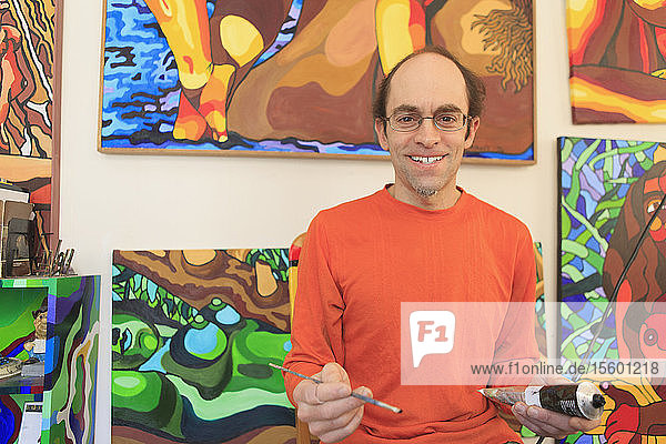 Porträt eines Künstlers mit Asperger-Syndrom in seinem Atelier