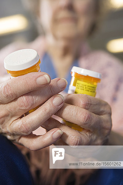 Blick auf eine ältere Frau mit Medikamenten.