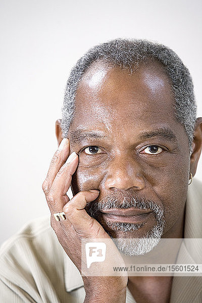 Porträt eines traurig dreinblickenden Mannes mittleren Alters