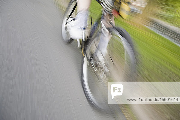 Fahrrad fahrende Person auf einer Straße