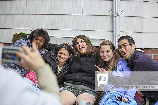 Eine Gruppe von Freunden mit Behinderungen hat Spaß vor der Kamera