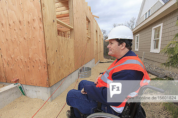 Bauingenieur mit Querschnittslähmung inspiziert den Bau eines neuen Hauses