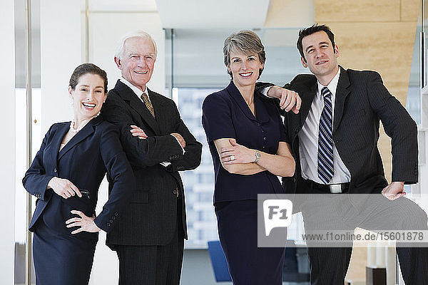 Porträt von lächelnden Geschäftsleuten in einem Büro.
