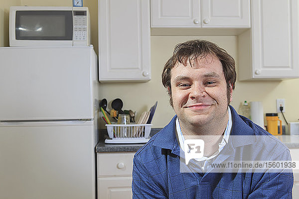 Porträt eines Mannes mit Asperger-Syndrom in seiner Wohnung  der unabhängig lebt