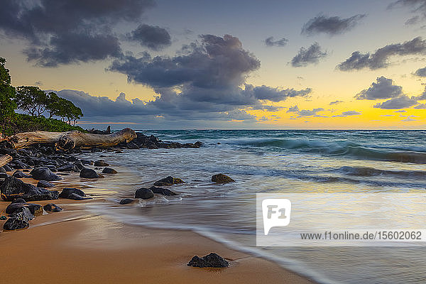 Sonnenaufgang über Strand und Meer; Kauai  Hawaii  Vereinigte Staaten von Amerika