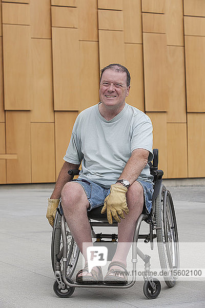 Mann mit Rückenmarksverletzung sitzt in einem Rollstuhl