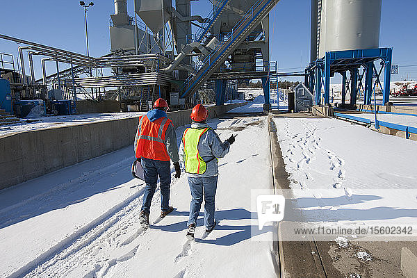 Zwei Ingenieure bei der Untersuchung einer Industrieanlage im Winter