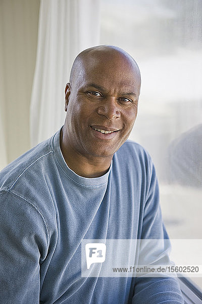 Porträt eines lächelnden Mannes im mittleren Erwachsenenalter