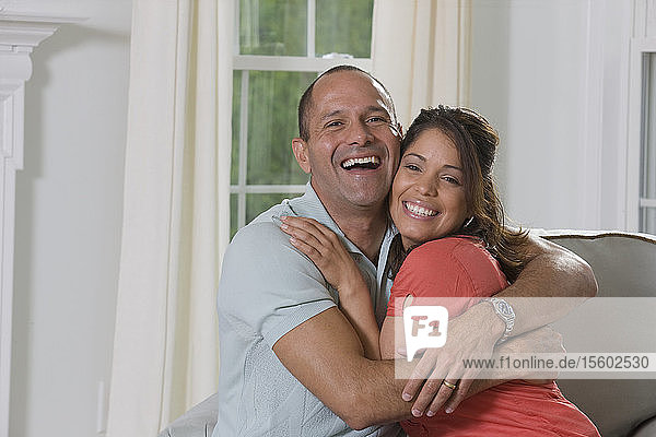 Porträt eines lächelnden hispanischen Paares