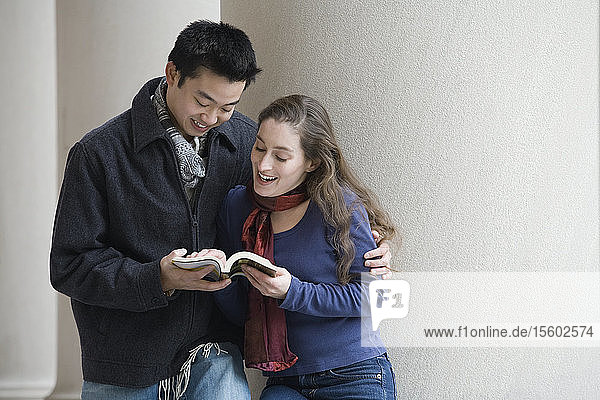 Junges Paar liest ein Buch