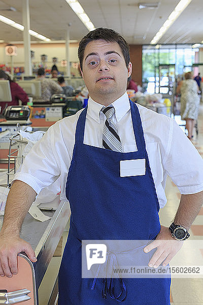 Mann mit Down-Syndrom arbeitet in einem Lebensmittelladen
