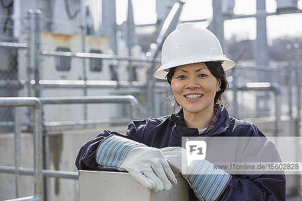 Porträt einer Ingenieurin in einem Kraftwerk