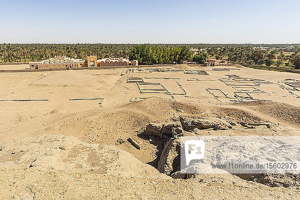 Luftaufnahme der antiken Stadt Kerma  datiert auf 2400 v. Chr.  von der Spitze des westlichen Deffufa-Tempels aus Lehmziegeln aus gesehen; Kerma  Nordstaat  Sudan