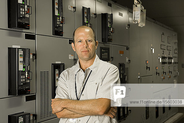 Porträt eines Mannes  der an einer Labormaschine steht