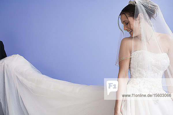 Blick auf eine lächelnde junge Braut im Brautkleid.