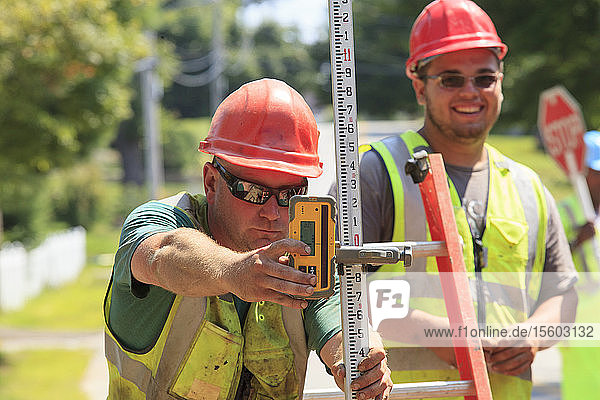 Construction supervisor using electronic surveying rod