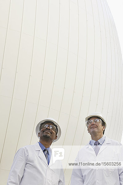 Zwei Wissenschaftler stehen vor einem Faulbehälter